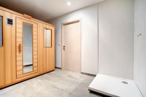 een kamer met een deur en een laptop op de vloer bij Au Frêne in Houffalize