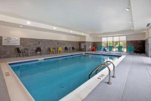 uma grande piscina num quarto de hotel em Home2 Suites By Hilton Charlotte Northlake em Charlotte