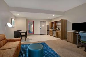 un soggiorno con divano e tavolo di Home2 Suites By Hilton Charlotte Northlake a Charlotte