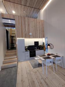 ein Wohnzimmer mit einem Tisch und einer Küche in der Unterkunft Pikkuhukka in Syöte