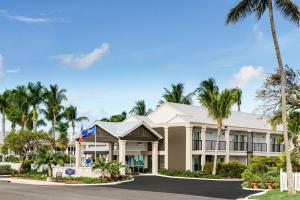 een hotel met palmbomen ervoor bij Hampton Inn Key West FL in Key West