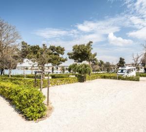 Falkensteiner Premium Mobile Homes and Camping Zadar外面的花园