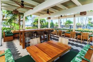 un bar avec des tables et des chaises en bois dans un restaurant dans l'établissement Hampton Inn Key West FL, à Key West