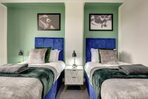2 camas en una habitación con paredes azules y verdes en Sleek and Stylish 3 Bed House In Central Hull en Hull