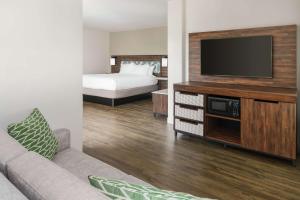 TV a/nebo společenská místnost v ubytování Hampton Inn Key West FL