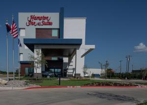 un centre commercial avec drapeau américain devant lui dans l'établissement Hampton Inn & Suites Duncanville Dallas, Tx, à Duncanville