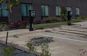 Deux parcmètres de stationnement dans un parking situé à côté d'un bâtiment dans l'établissement Hampton Inn & Suites Duncanville Dallas, Tx, à Duncanville