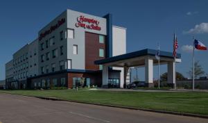 ein Gebäude mit einem Schild auf der Vorderseite in der Unterkunft Hampton Inn & Suites Duncanville Dallas, Tx in Duncanville