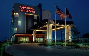 hotel z dwoma amerykańskimi flagami przed nim w obiekcie Hampton Inn & Suites Duncanville Dallas, Tx w mieście Duncanville