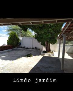 a patio with a tree in a yard at Veraneio Dona Rosa in Piranhas