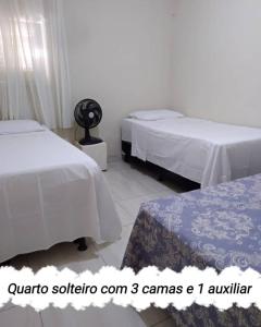 two beds in a room with two beds sidx sidx sidx sidx at Veraneio Dona Rosa in Piranhas