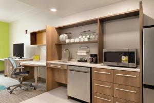 Kuchyň nebo kuchyňský kout v ubytování Home2 Suites By Hilton Dayton/Beavercreek, Oh