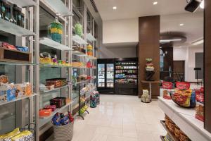 酒店内部或周边的超市或其他商店