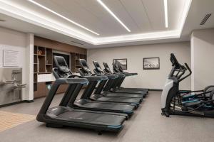 Tru By Hilton Denver Downtown Convention Center的健身中心和/或健身设施