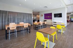 Home2 Suites By Hilton Omaha Un Medical Ctr Area的电视和/或娱乐中心