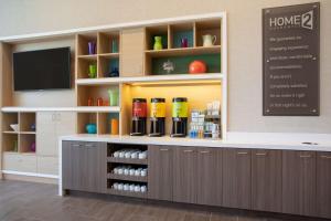 Home2 Suites By Hilton Omaha Un Medical Ctr Area的咖啡和沏茶工具