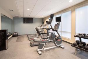 Home2 Suites By Hilton Omaha Un Medical Ctr Area的健身中心和/或健身设施