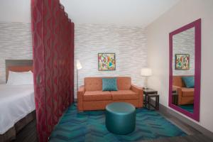 Home2 Suites By Hilton Omaha Un Medical Ctr Area客房内的一张或多张床位