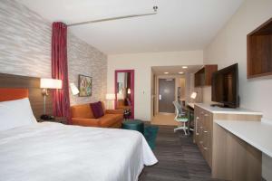 Home2 Suites By Hilton Omaha Un Medical Ctr Area客房内的一张或多张床位