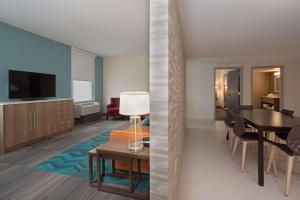 Home2 Suites By Hilton Omaha Un Medical Ctr Area的电视和/或娱乐中心