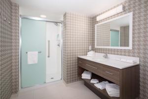 Home2 Suites By Hilton Omaha Un Medical Ctr Area的一间浴室