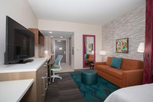 Home2 Suites By Hilton Omaha Un Medical Ctr Area的电视和/或娱乐中心