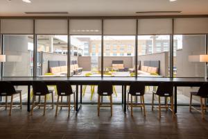 フェニックスにあるHome2 Suites By Hilton Phoenix Airport North, Azの会議室(テーブル、椅子付) +25枚の写真