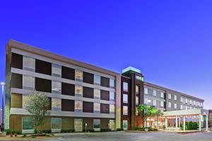 un edificio de oficinas con aparcamiento en Home2 Suites By Hilton Abilene, TX, en Abilene