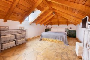 a bedroom with a bed and a wooden ceiling at Mountain Getaway for Hikers 1 in Arafo