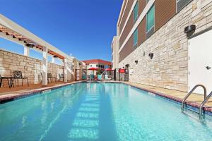 una piscina frente a un edificio en Home2 Suites By Hilton Abilene, TX, en Abilene