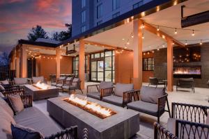 un patio al aire libre con sofás y una hoguera en Hilton Garden Inn Knoxville Papermill Drive, Tn, en Knoxville