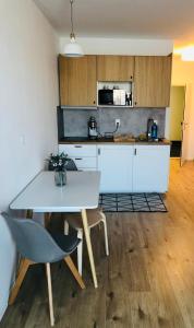 uma cozinha com mesa e cadeiras num quarto em Apartmán 111 Vila Zuberec em Zuberec