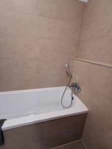 Apartmán 111 Vila Zuberec في زوبيريتس: حمام مع حوض استحمام مع دش