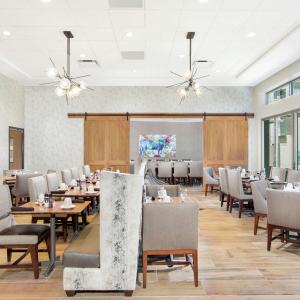 uma sala de jantar com mesas e cadeiras num quarto em DoubleTree by Hilton San Antonio Northwest - La Cantera em San Antonio