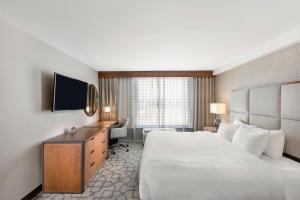 Postel nebo postele na pokoji v ubytování DoubleTree by Hilton San Antonio Northwest - La Cantera