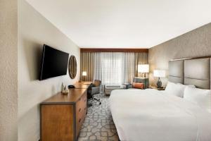 Postel nebo postele na pokoji v ubytování DoubleTree by Hilton San Antonio Northwest - La Cantera