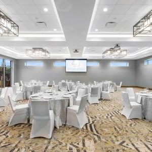 un salón de banquetes con mesas blancas y sillas blancas en DoubleTree by Hilton San Antonio Northwest - La Cantera en San Antonio