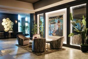A seating area at The Axis Moline Hotel, Tapestry Collection By Hilton