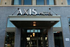 aaks sinal do hotel na frente de um edifício em The Axis Moline Hotel, Tapestry Collection By Hilton em Moline