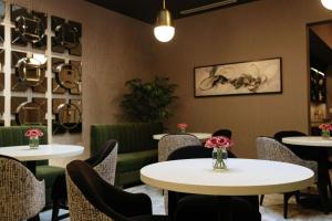 A seating area at The Axis Moline Hotel, Tapestry Collection By Hilton
