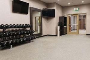 The fitness centre and/or fitness facilities at The Axis Moline Hotel, Tapestry Collection By Hilton