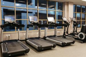 The fitness centre and/or fitness facilities at The Axis Moline Hotel, Tapestry Collection By Hilton