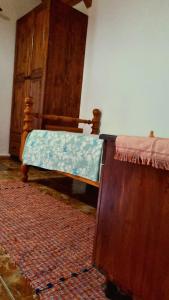 1 dormitorio con 2 camas y vestidor en una habitación en Bujtina Te Grima, en Theth