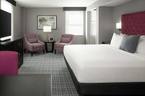 A bed or beds in a room at The Axis Moline Hotel, Tapestry Collection By Hilton