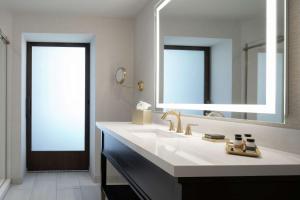 A bathroom at The Axis Moline Hotel, Tapestry Collection By Hilton