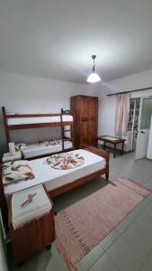 sypialnia z 2 łóżkami w pokoju w obiekcie Bujtina Te Grima w mieście Theth