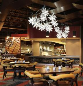 un restaurante con mesas y sillas y una lámpara de araña en Doubletree By Hilton Omaha Southwest, Ne, en Omaha