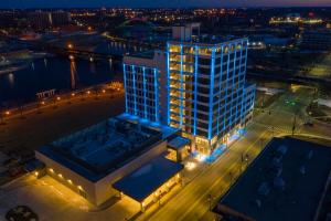 een luchtzicht op een hoog gebouw 's nachts bij Embassy Suites By Hilton Rockford Riverfront in Rockford