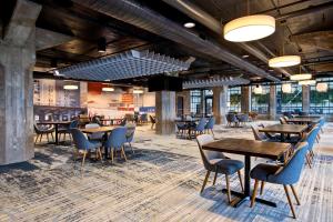 Restoran ili drugo mesto za obedovanje u objektu Embassy Suites By Hilton Rockford Riverfront