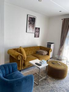 sala de estar con sofá y mesa en Spacious Apartment, en Johannesburgo
